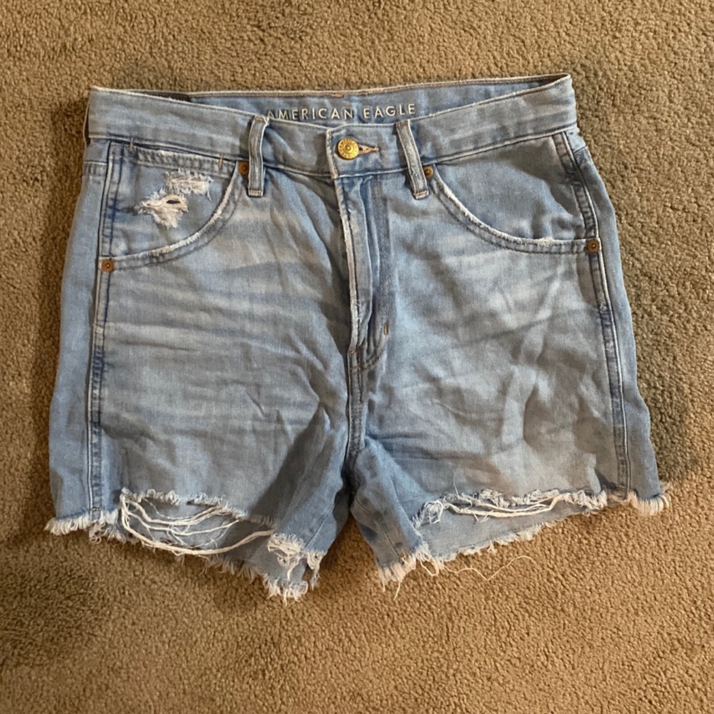Light wash high waisted AE shorts